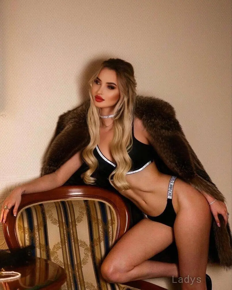 Rubi, 24 years beautiful nude Manhattan escorts girl, height 174 sm, Weight 57 kg