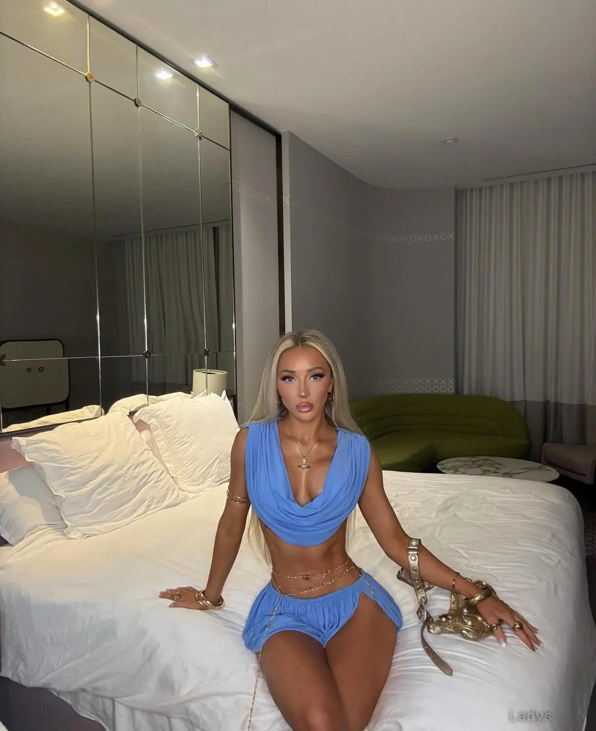 Van Einerson, 29 years beautiful nude Manhattan escorts girl, height 160 sm, Weight 56 kg