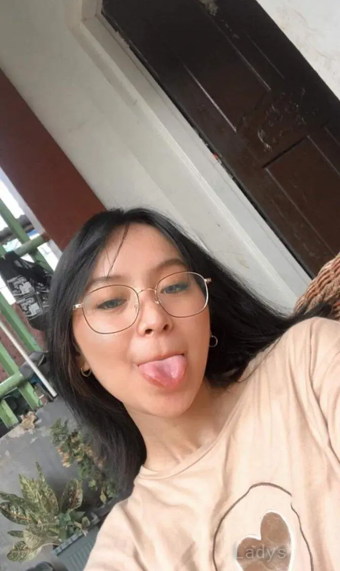 Belle, 21 years old Manila escort girl with big tits, height 150 sm, Weight  kg