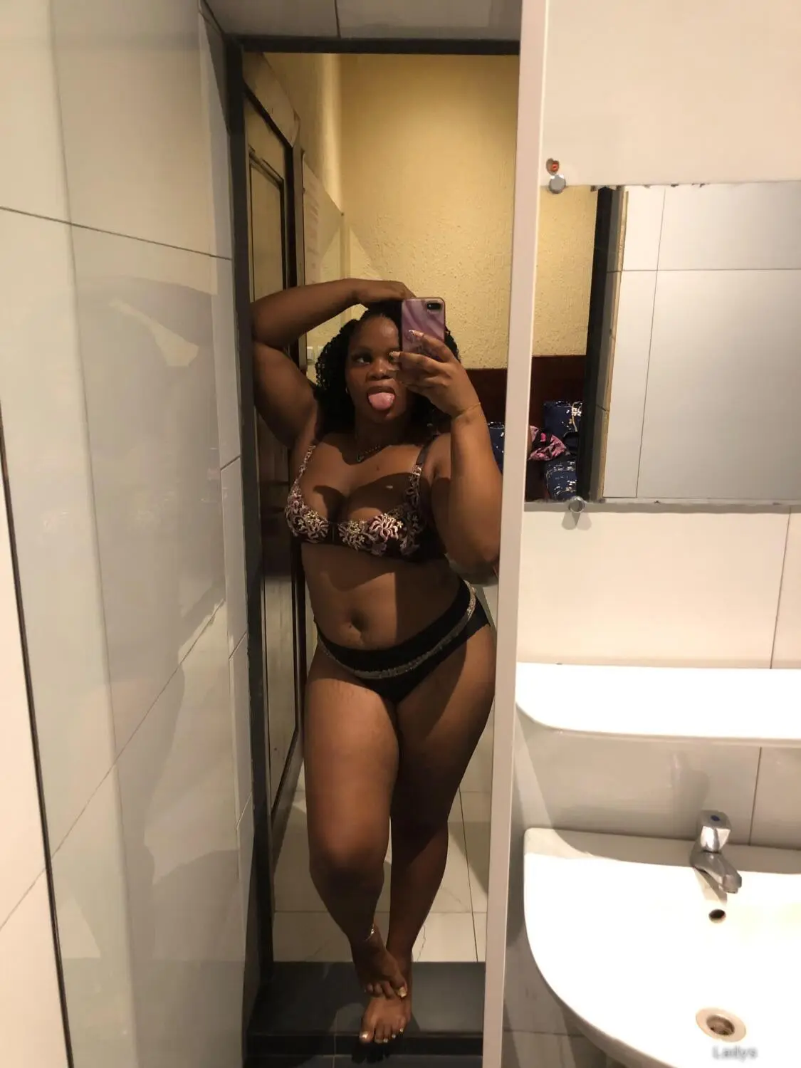 Madie Loiuse, 26 years beautiful nude Marbella escorts girl, height 150 sm, Weight 50 kg