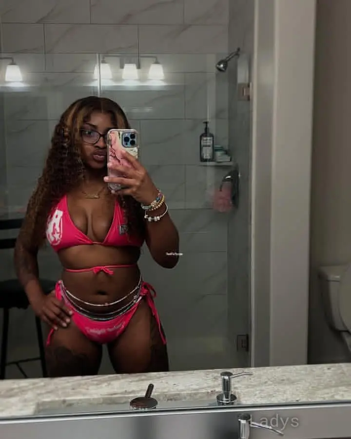 Disponible maintenant, 25 years beautiful nude Marseille escorts girl, height 175 sm, Weight 52 kg