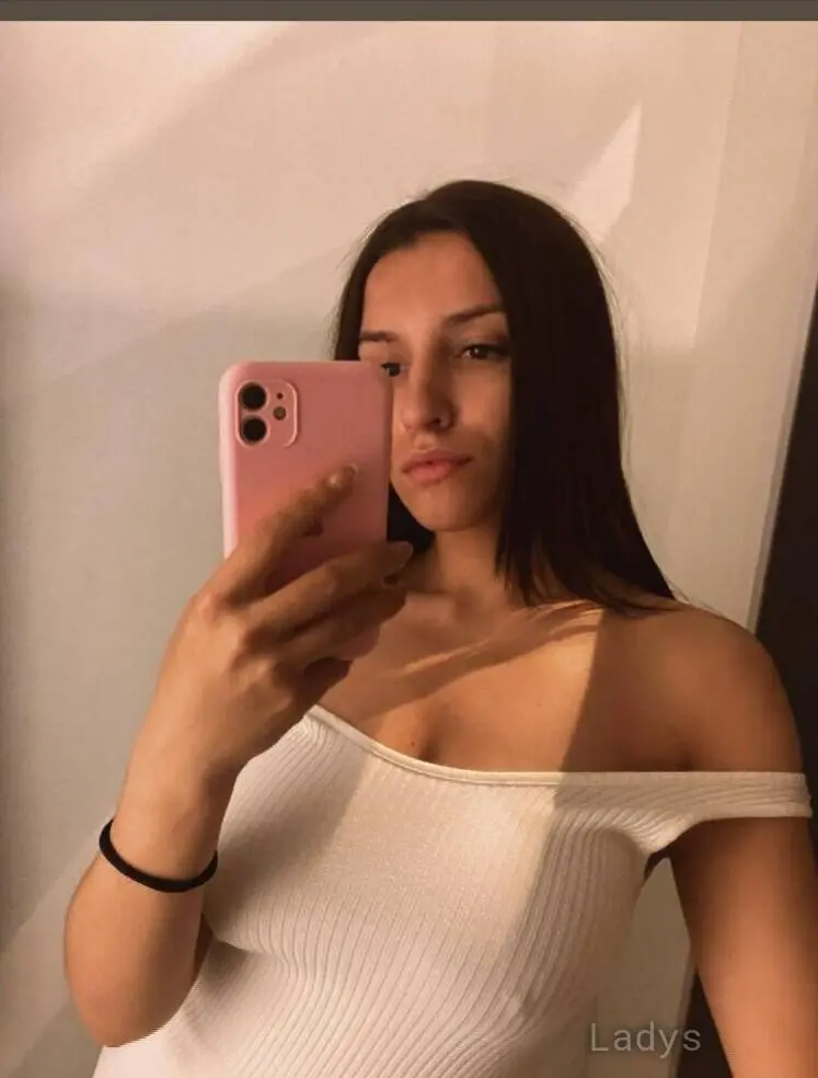 Femme fontaine, 23 years beautiful nude Marseille escorts girl, height 173 sm, Weight 77 kg