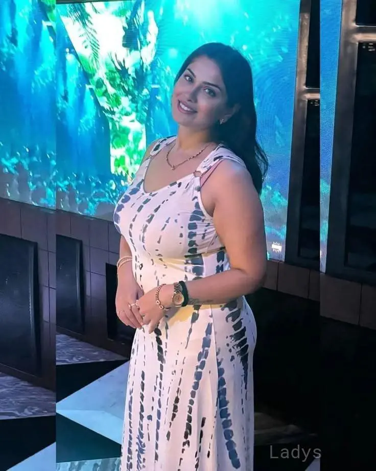 Roxanne, 22 years old Mauritius escort girl with big tits, height 153 sm, Weight kg
