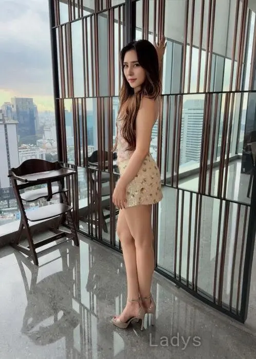 Gita Chindo, 22 years beautiful nude Medan escorts girl, height 165 sm, Weight 52 kg