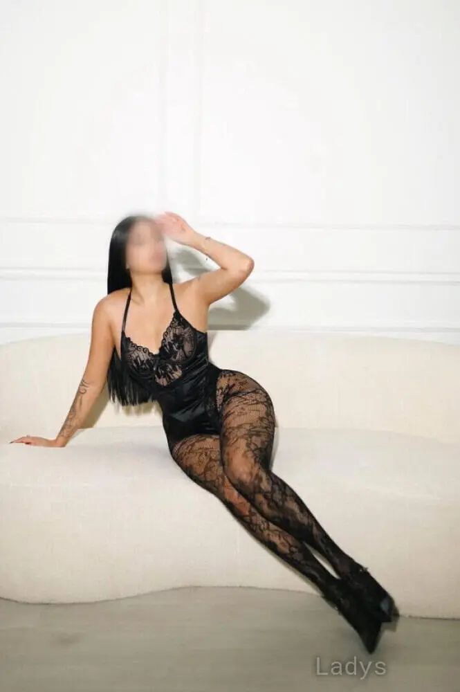 Charlotte Cruz, 24 years beautiful nude Melbourne escorts girl, height 165 sm, Weight 57 kg
