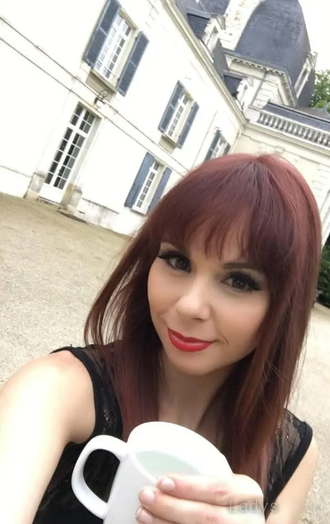 Nina, 25 years beautiful nude Melun escorts girl, height 170 sm, Weight 55 kg