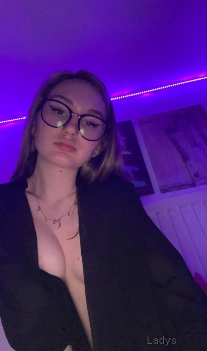 Louise, 26 years beautiful nude Metz escorts girl, height 172 sm, Weight 50 kg