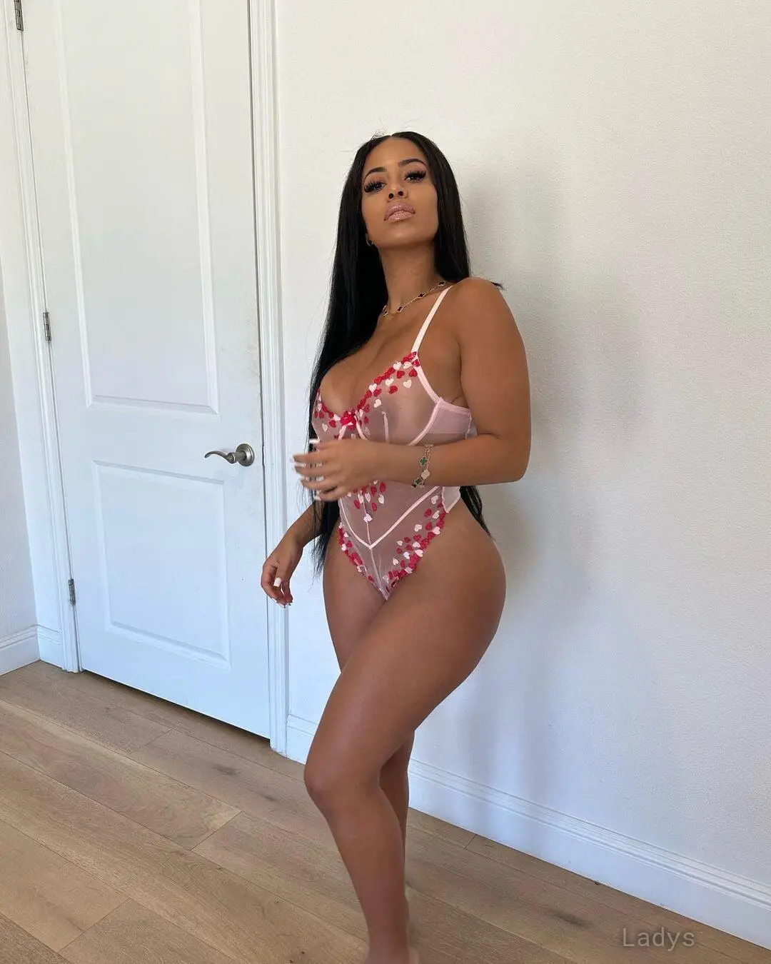 Yasmine Lopez, 27 years old Miami escort girl with big tits, height 160 sm, Weight 71 kg