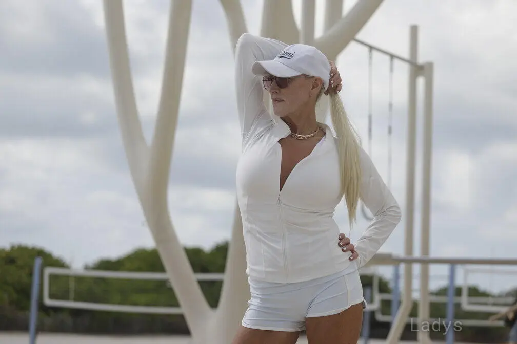 Amber, 48 years beautiful nude Miami escorts girl, height 174 sm, Weight 64 kg