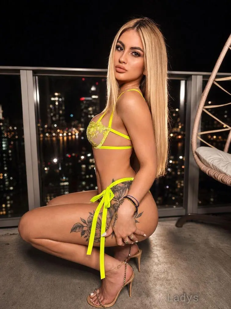 Nicole, 21 years beautiful nude Miami escorts girl, height 160 sm, Weight 50 kg
