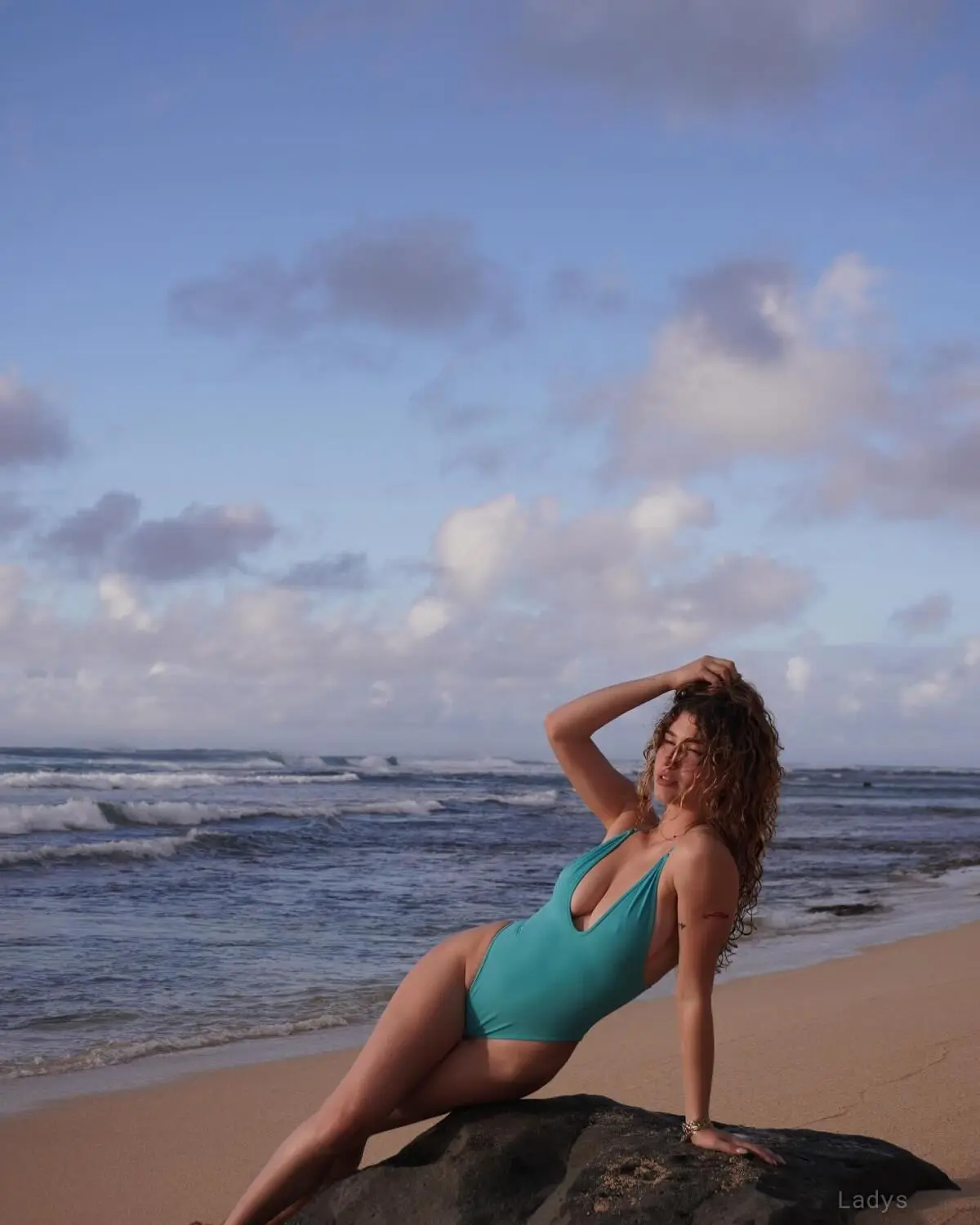 Sydney Vezina, 26 years beautiful nude Miami escorts girl, height 169 sm, Weight 62 kg