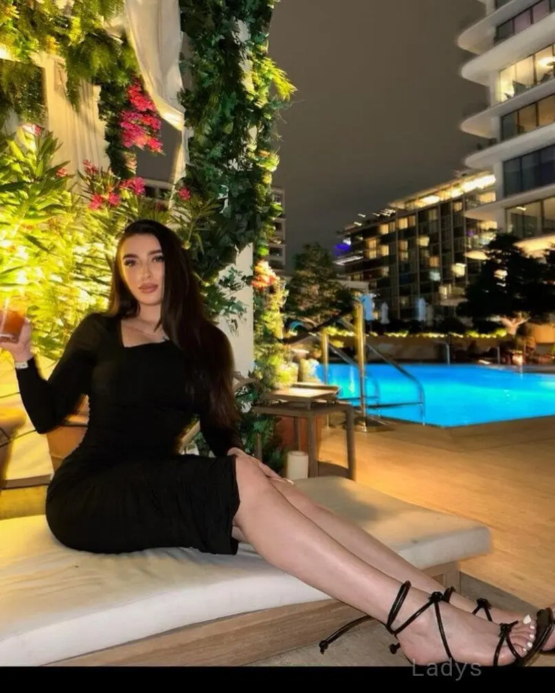 Yasmine Reign, 27 years beautiful nude Miami escorts girl, height 162 sm, Weight 75 kg