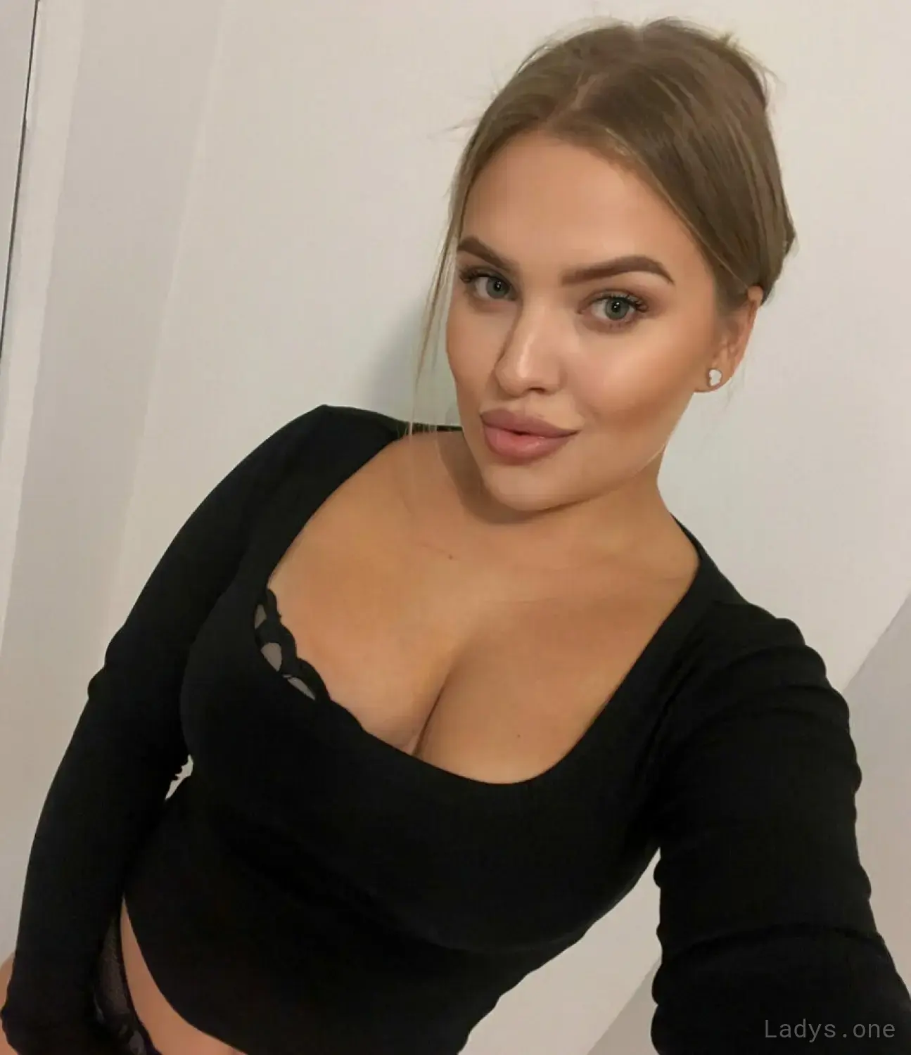 Anita Bella, 22 years beautiful nude Milan escorts girl, height 167 sm, Weight 56 kg