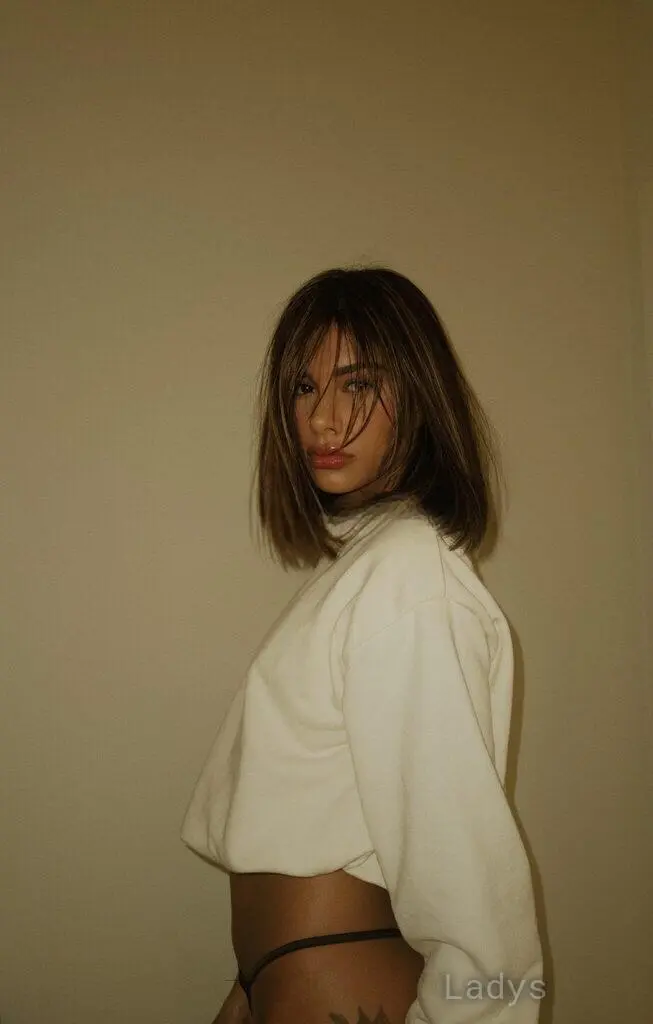 Haykaa, 22 years beautiful nude Milan escorts girl, height 156 sm, Weight 54 kg