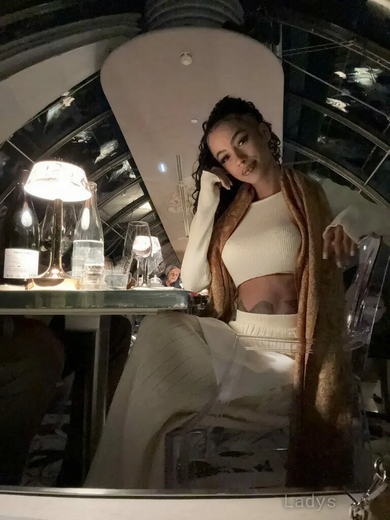 Jade, 26 years beautiful nude Milan escorts girl, height 167 sm, Weight 50 kg