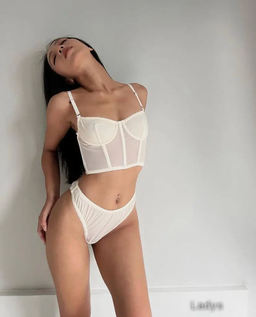 Luna, 19 years beautiful nude Milan escorts girl, height 167 sm, Weight 55 kg