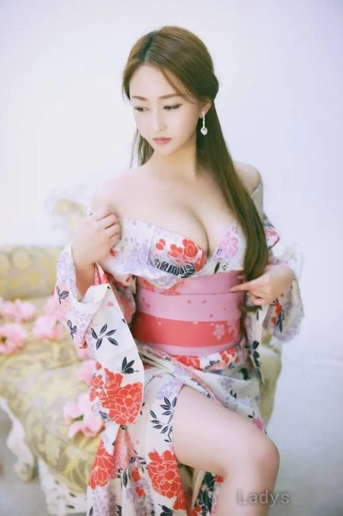Minami, 20 years beautiful nude Milan escorts girl, height 155 sm, Weight 43 kg