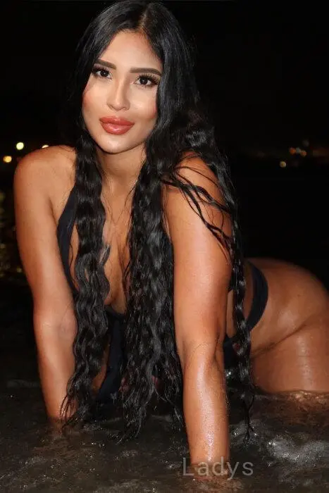Nia, 24 years beautiful nude Milan escorts girl, height 164 sm, Weight 67 kg