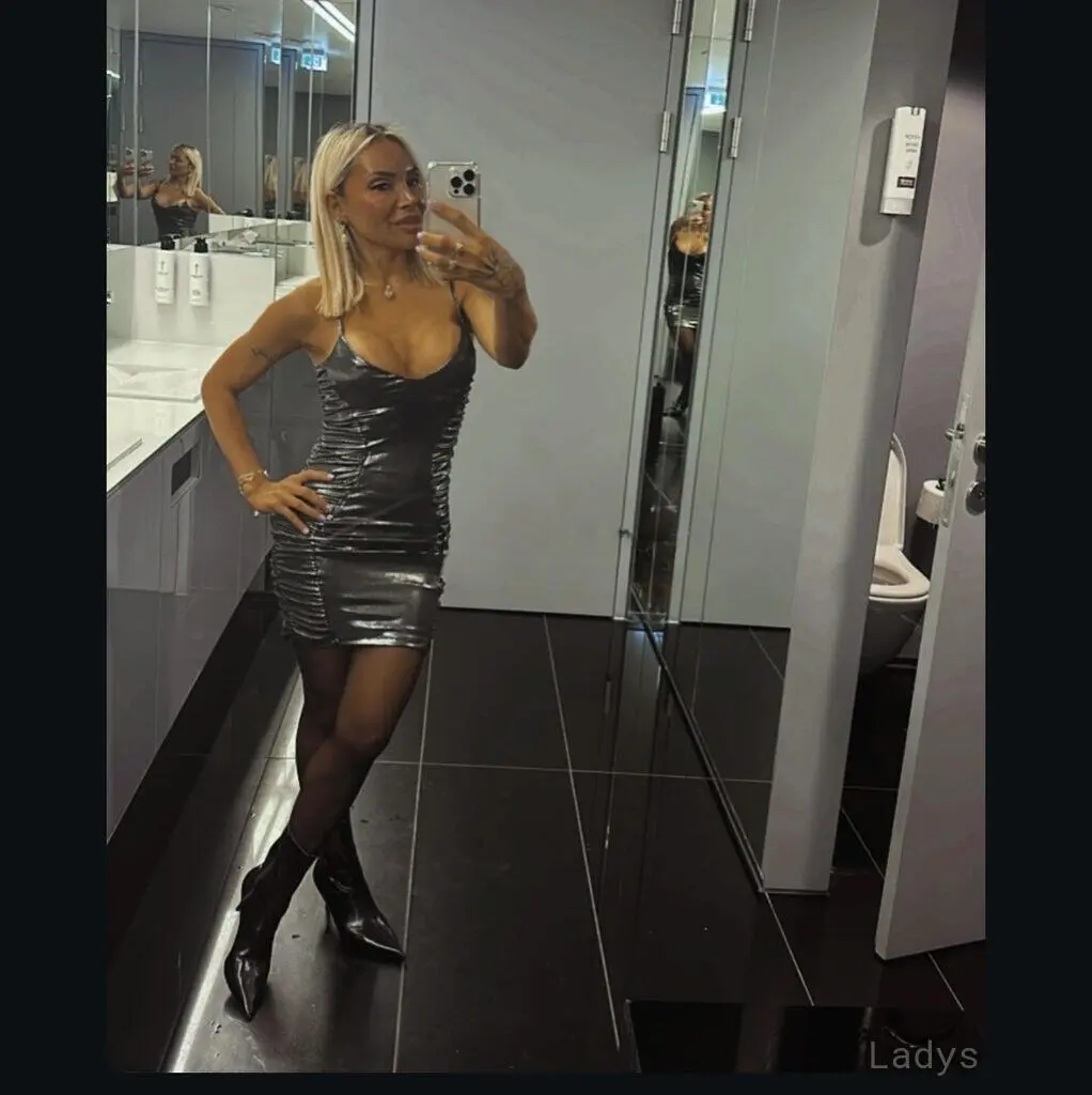 Sabrina, 28 years beautiful nude Milan escorts girl, height 160 sm, Weight 55 kg