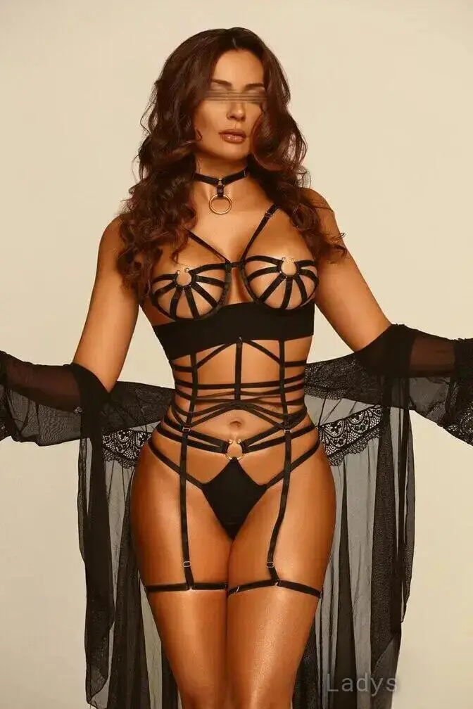 Laura Menezes, 27 years beautiful nude Milwaukee escorts girl, height 170 sm, Weight 60 kg