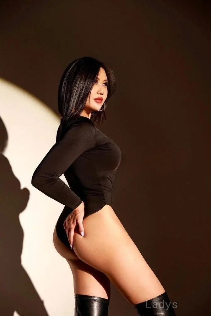 Sully, 25 years beautiful nude Minneapolis escorts girl, height 157 sm, Weight 53 kg