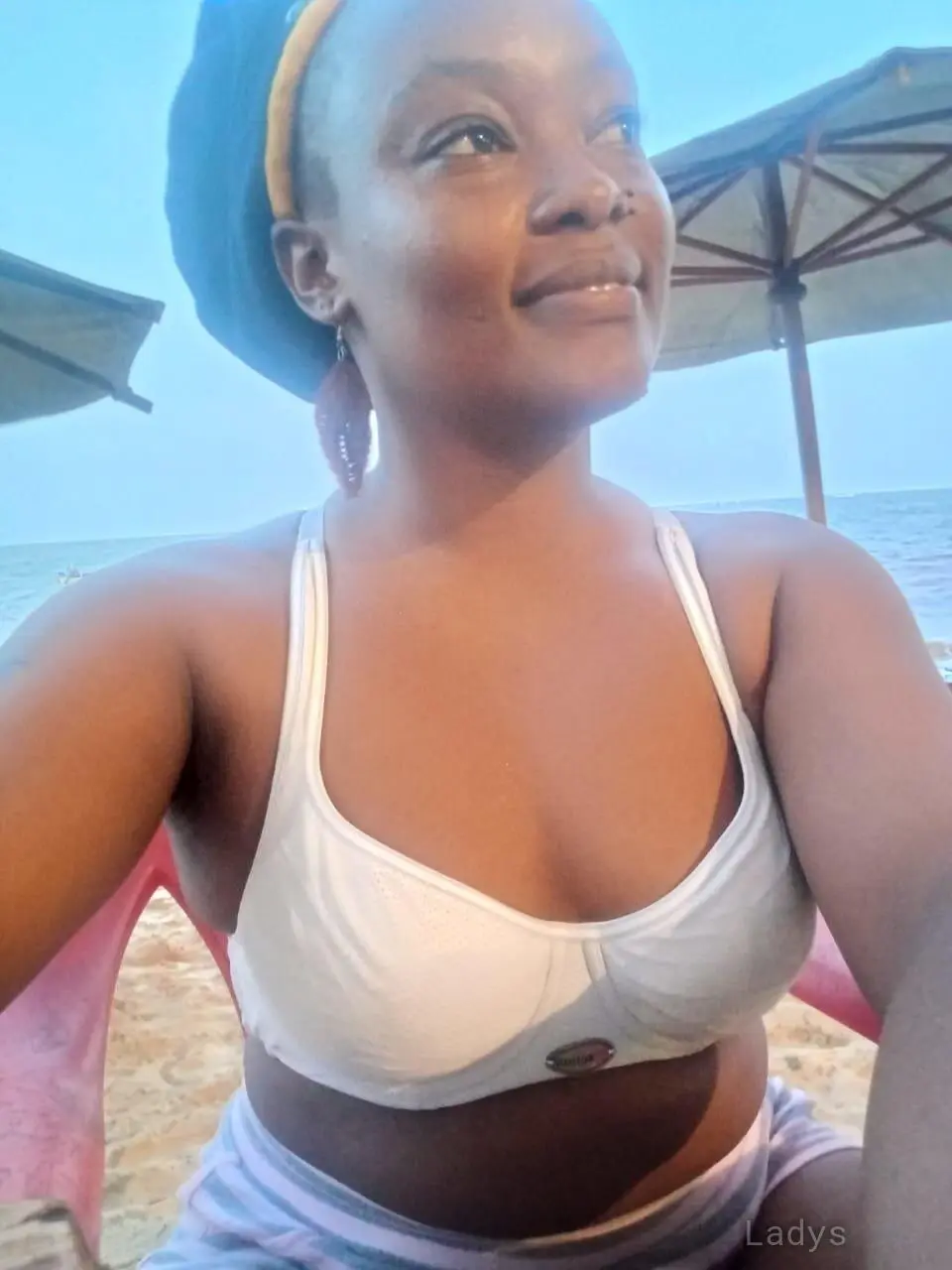 Flower, 25 years old Mombasa escort girl with big tits, height 152 sm, Weight  kg