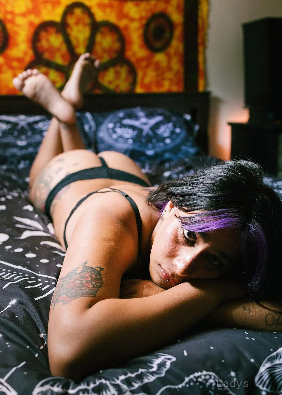 Chloe, 23 years old Montreal escort girl with big tits, height 169 sm, Weight 57 kg