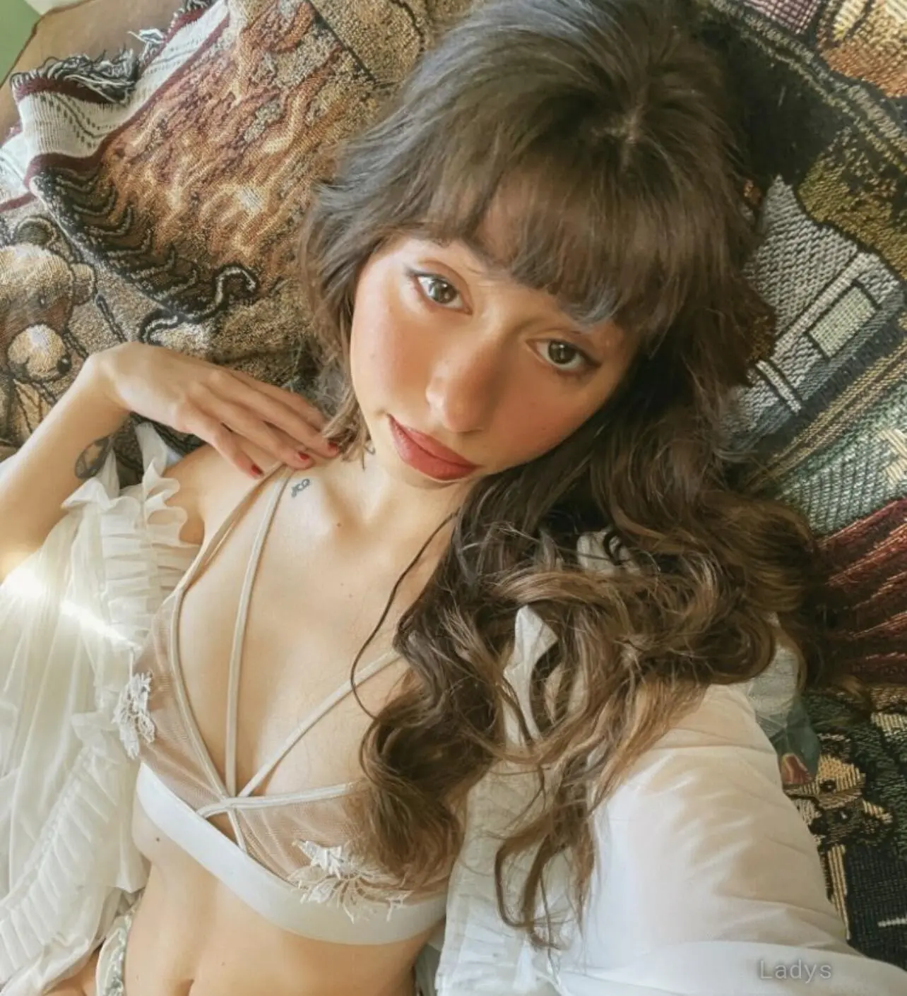 Linda, 25 years beautiful nude Montreal escorts girl, height 153 sm, Weight 57 kg