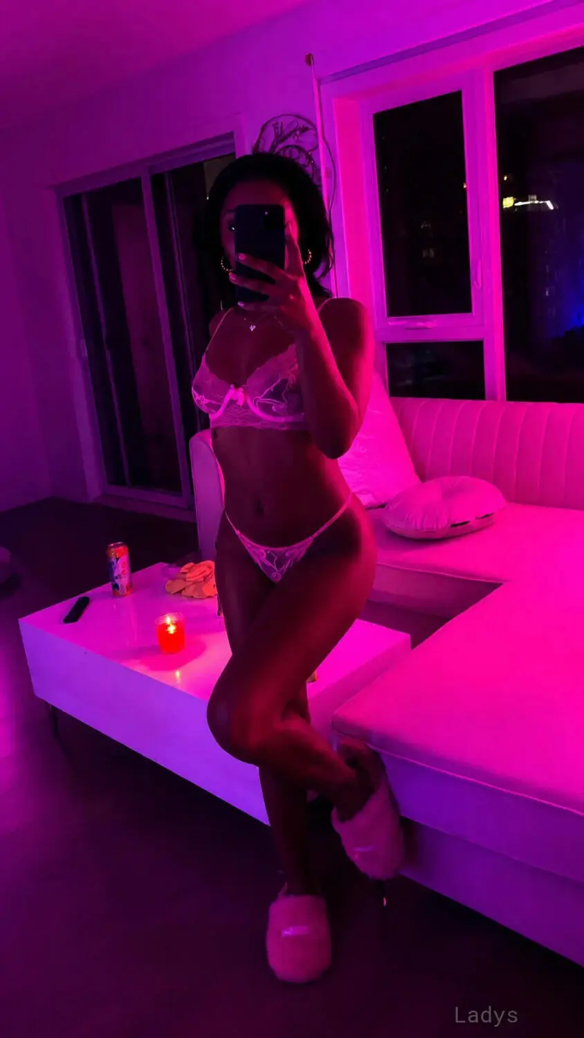 Léna, 20 years beautiful nude Montreal escorts girl, height 153 sm, Weight 49 kg