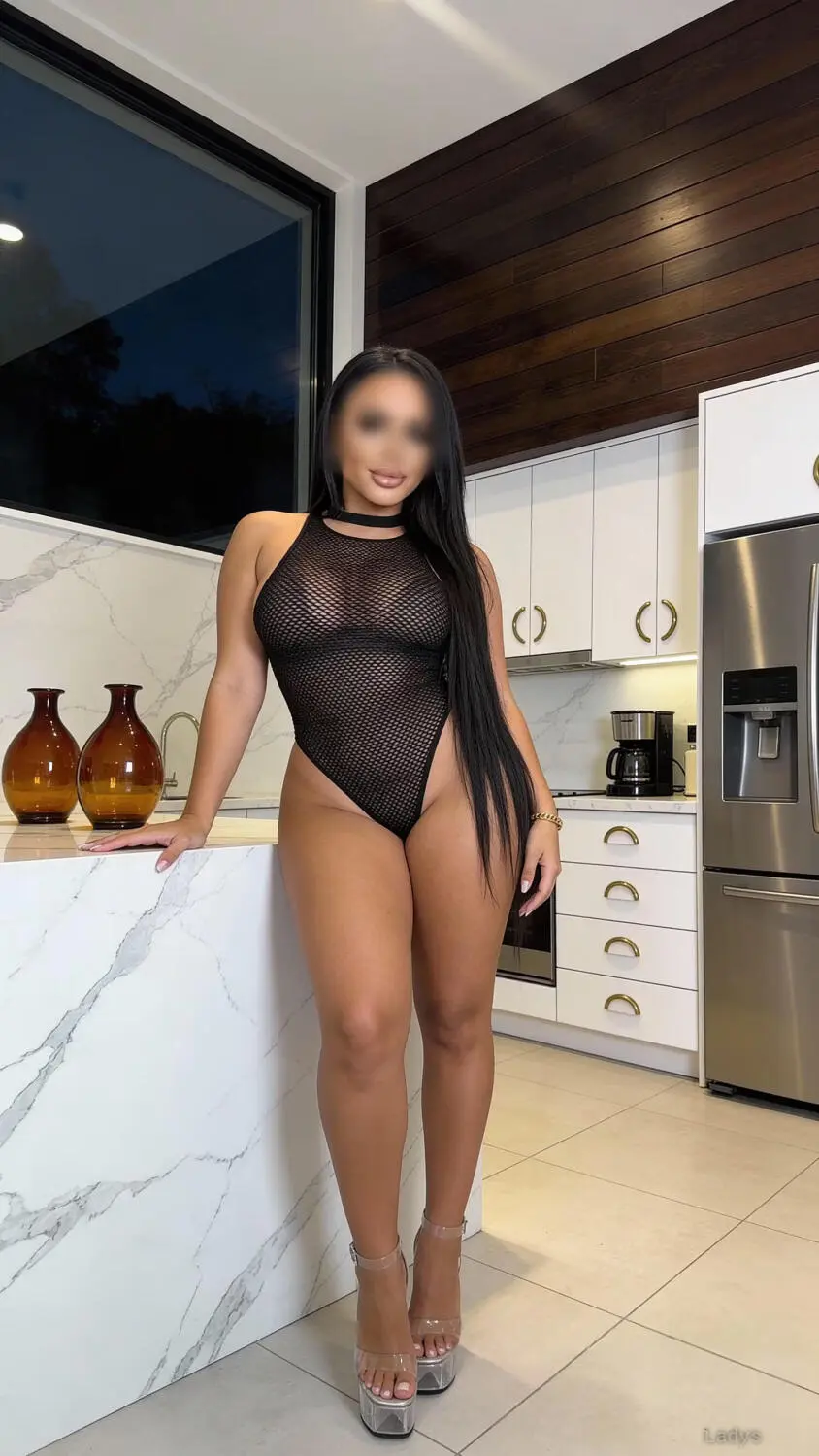 Skye Jonhson, 30 years beautiful nude Montreal escorts girl, height 166 sm, Weight 57 kg