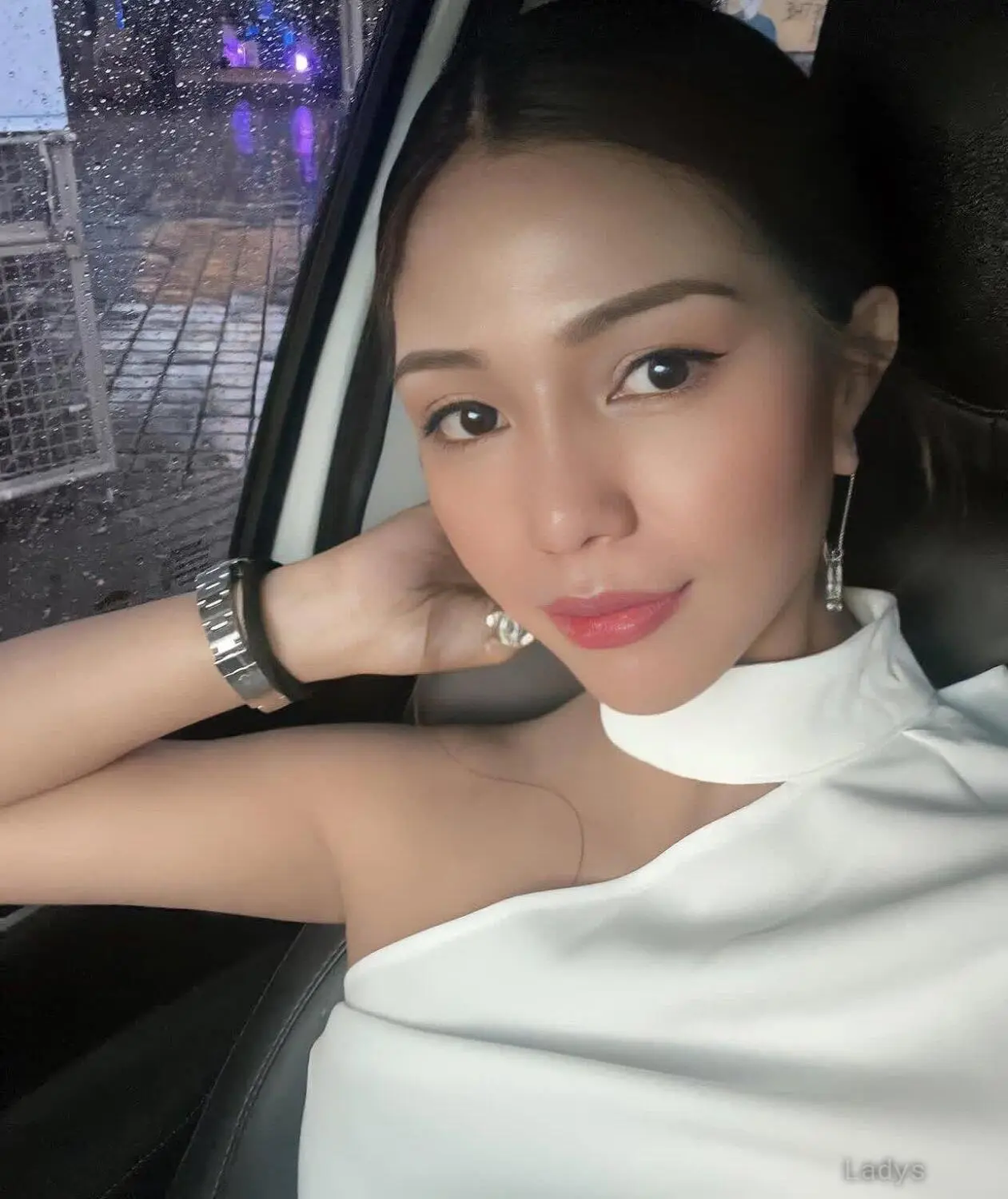 Akiko, 23 years old Mumbai escort girl with big tits, height 164 sm, Weight  kg