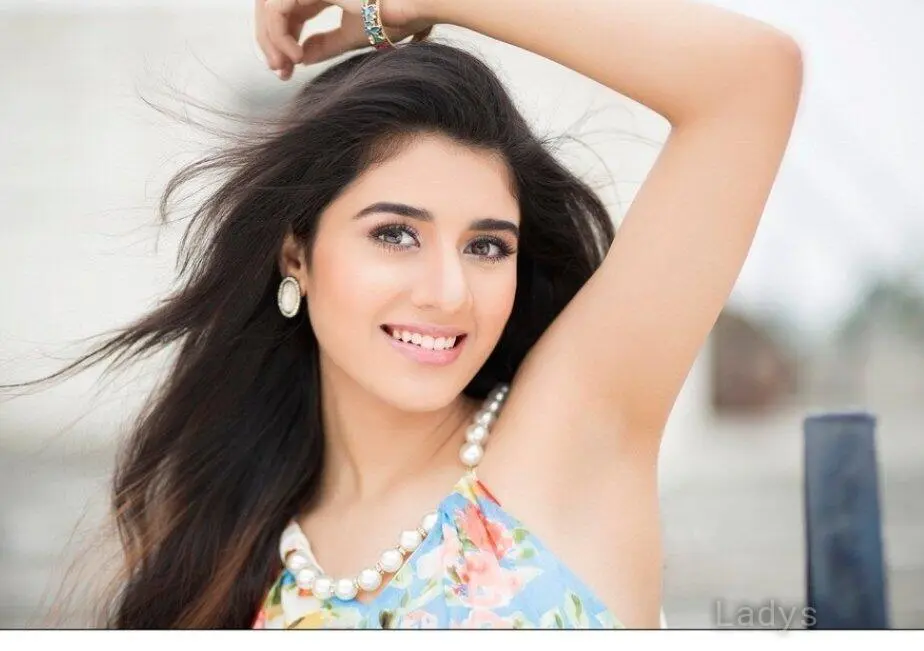 Mansi, 22 years old Mumbai escort girl with big tits, height 154 sm, Weight kg
