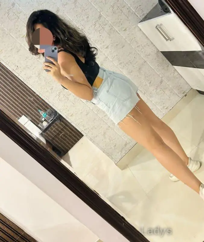 Sarina, 22 years old Mumbai escort girl with big tits, height 154 sm, Weight  kg