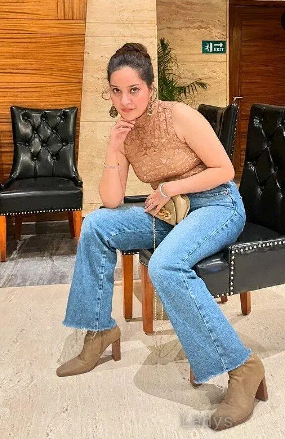 Divya, 23 years beautiful nude Mumbai escorts girl, height 154 sm, Weight kg