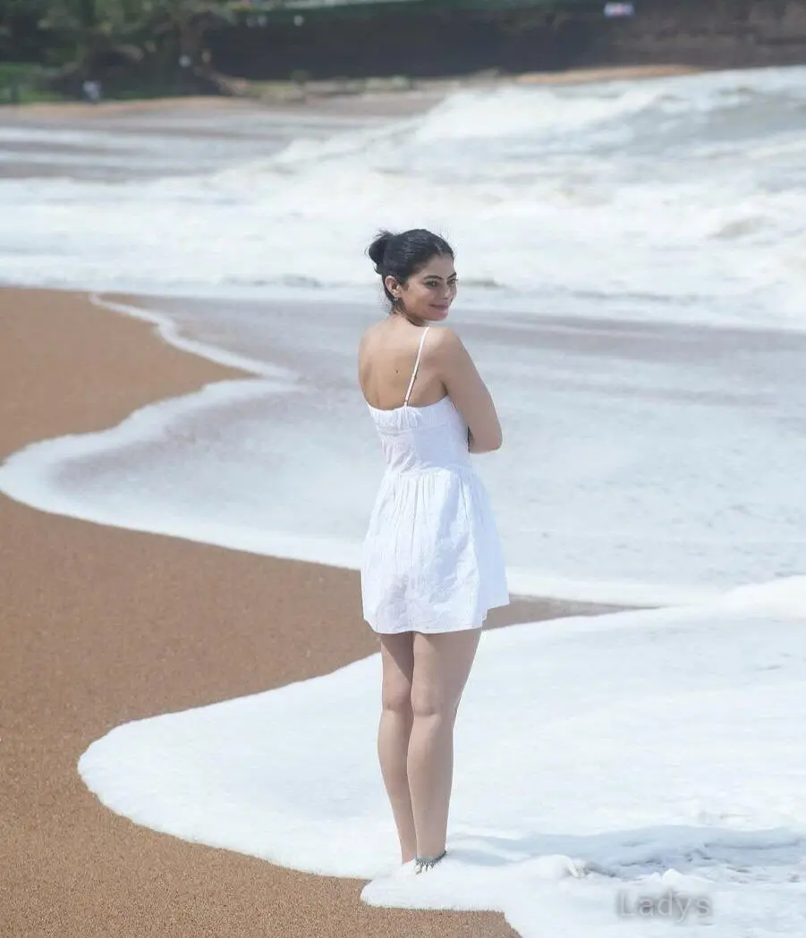 Geeta, 23 years beautiful nude Mumbai escorts girl, height 162 sm, Weight  kg