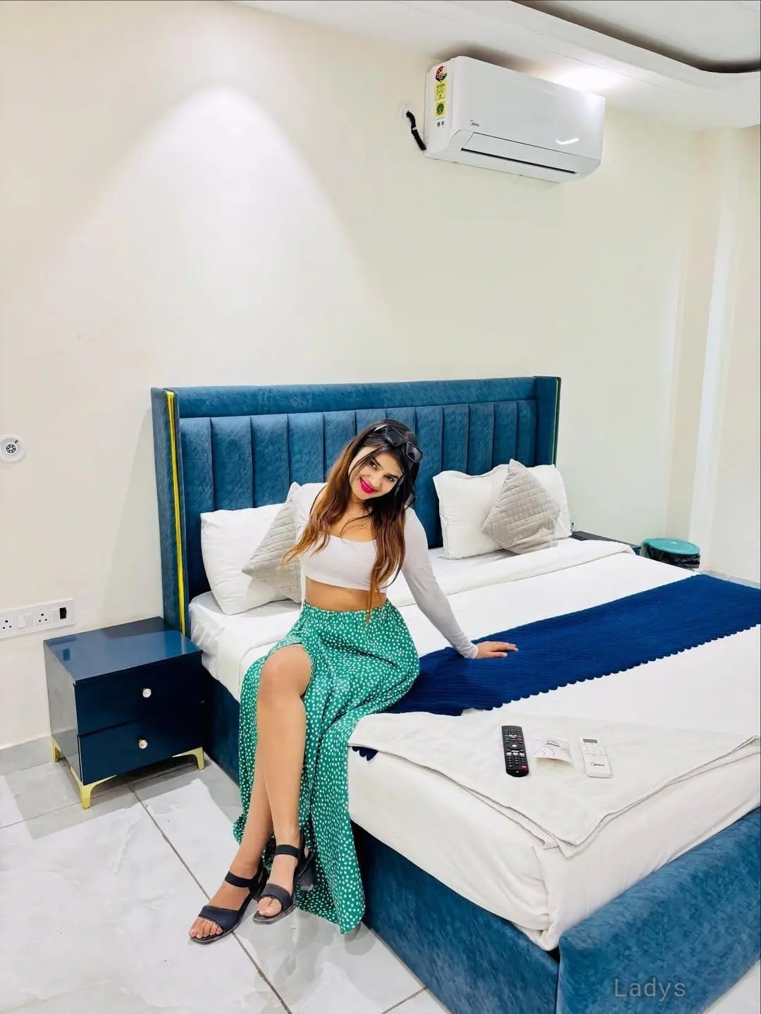 Geraldine, 21 years beautiful nude Mumbai escorts girl, height 154 sm, Weight kg
