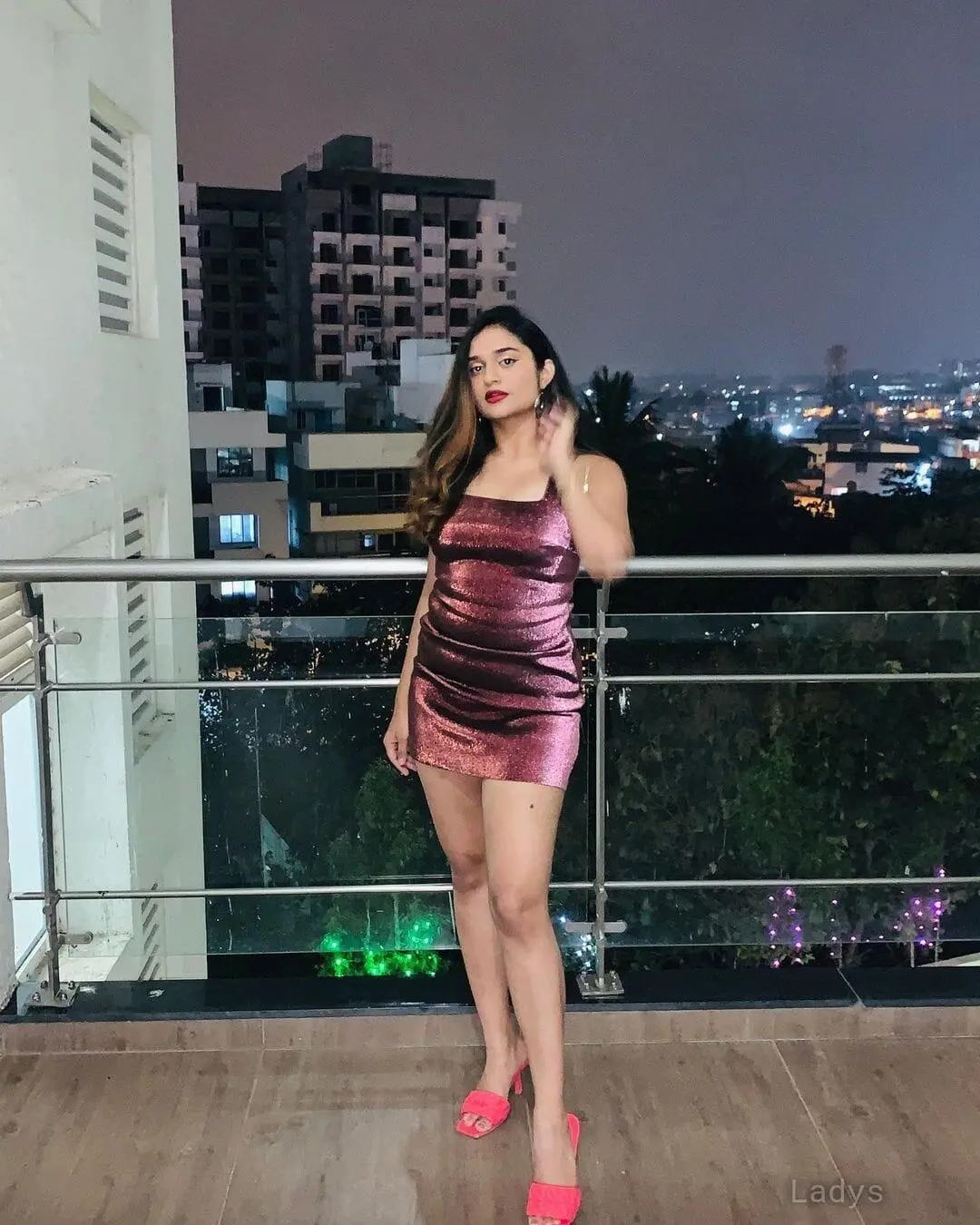 Heena Khan, 22 years beautiful nude Mumbai escorts girl, height 154 sm, Weight kg