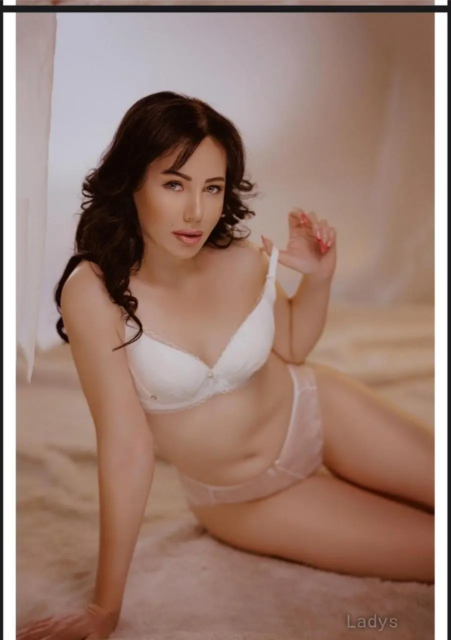 Hina, 21 years beautiful nude Mumbai escorts girl, height 160 sm, Weight  kg