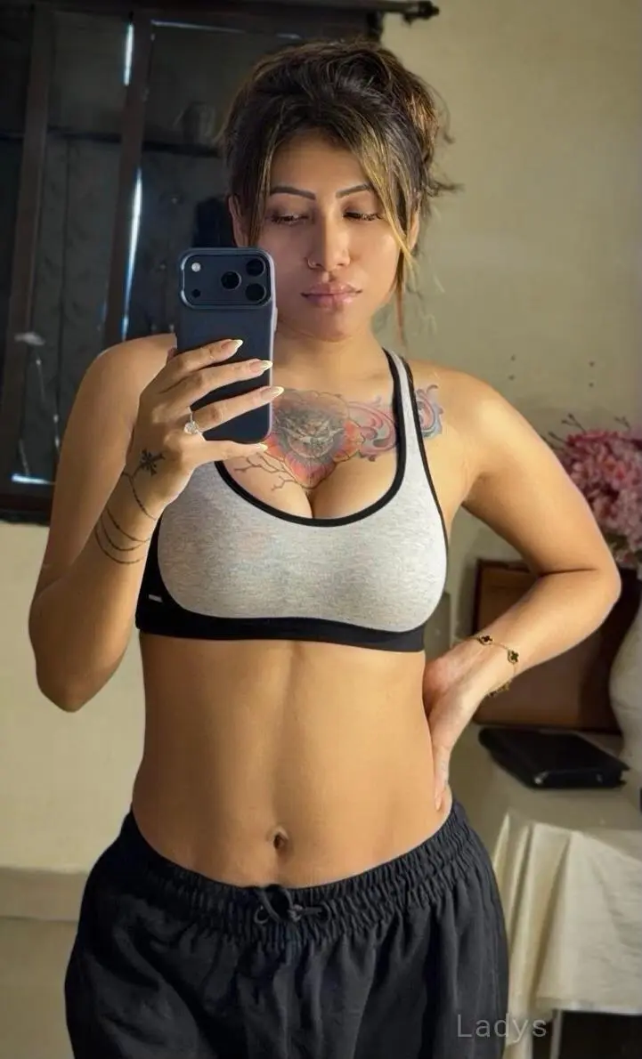 Komal malhotra, 24 years beautiful nude Mumbai escorts girl, height 172 sm, Weight 53 kg