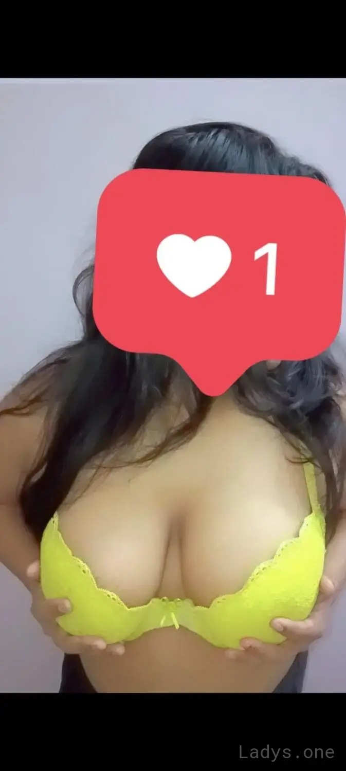 Naomi, 24 years beautiful nude Mumbai escorts girl, height 168 sm, Weight 55 kg