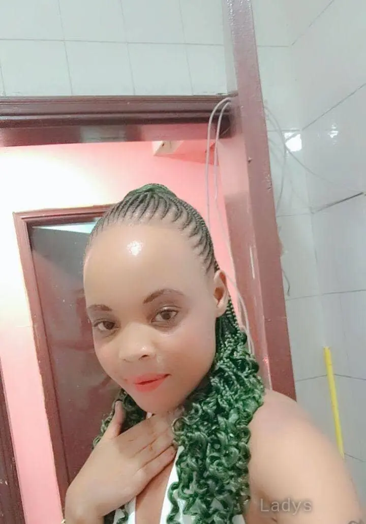 Natasha, 22 years beautiful nude Mumbai escorts girl, height sm, Weight kg