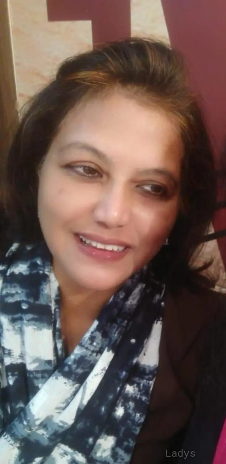 Priya, 36 years beautiful nude Mumbai escorts girl, height 163 sm, Weight kg