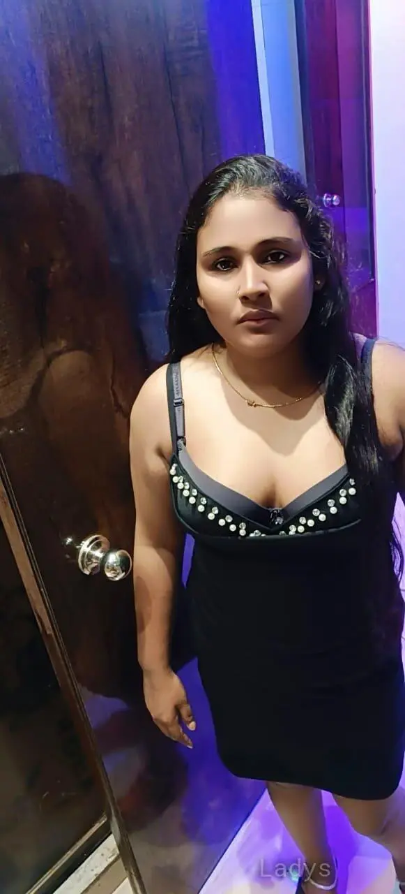 Riya, 25 years beautiful nude Mumbai escorts girl, height 170 sm, Weight  kg