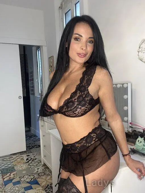 Anissa Kate, 30 years beautiful nude Munich escorts girl, height 170 sm, Weight 80 kg