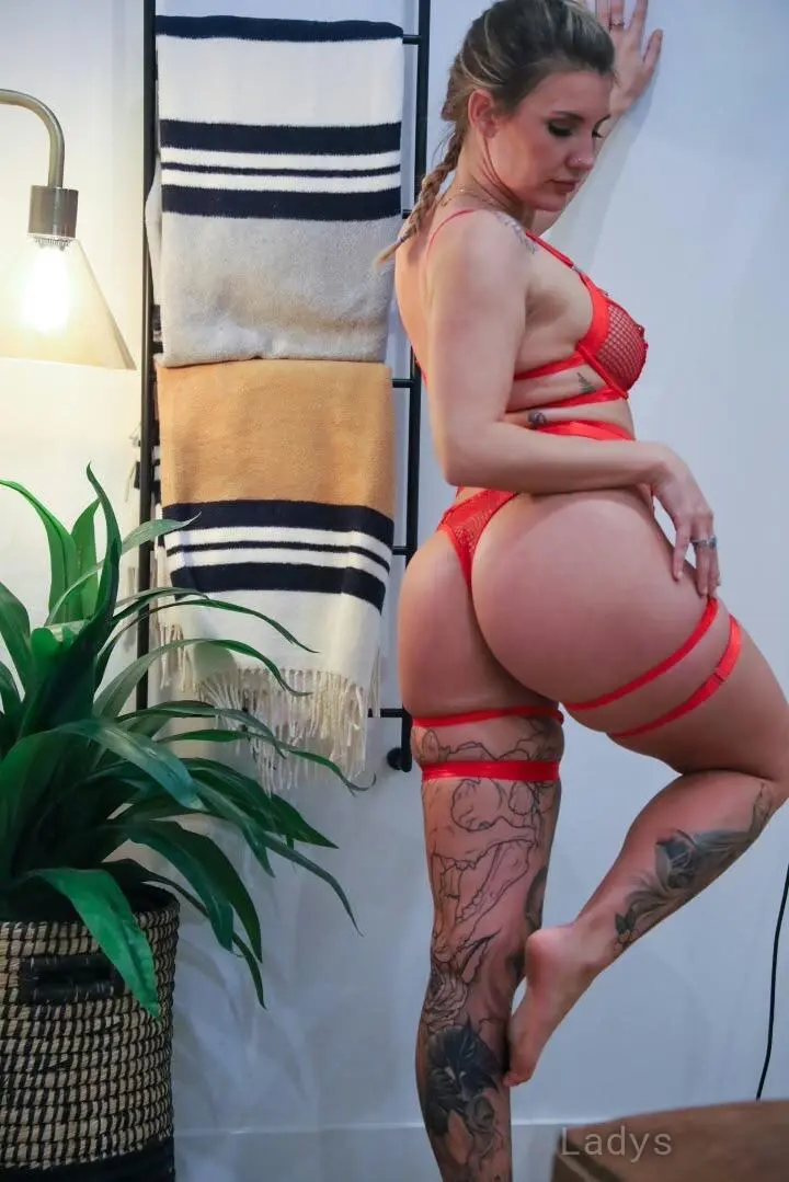 Inessa, 28 years beautiful nude Munich escorts girl, height 165 sm, Weight 80 kg