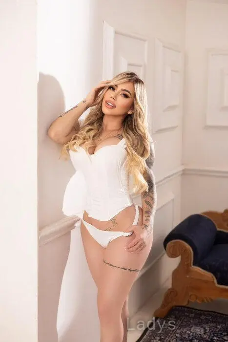 Sarah, 20 years beautiful nude Munich escorts girl, height 153 sm, Weight 63 kg