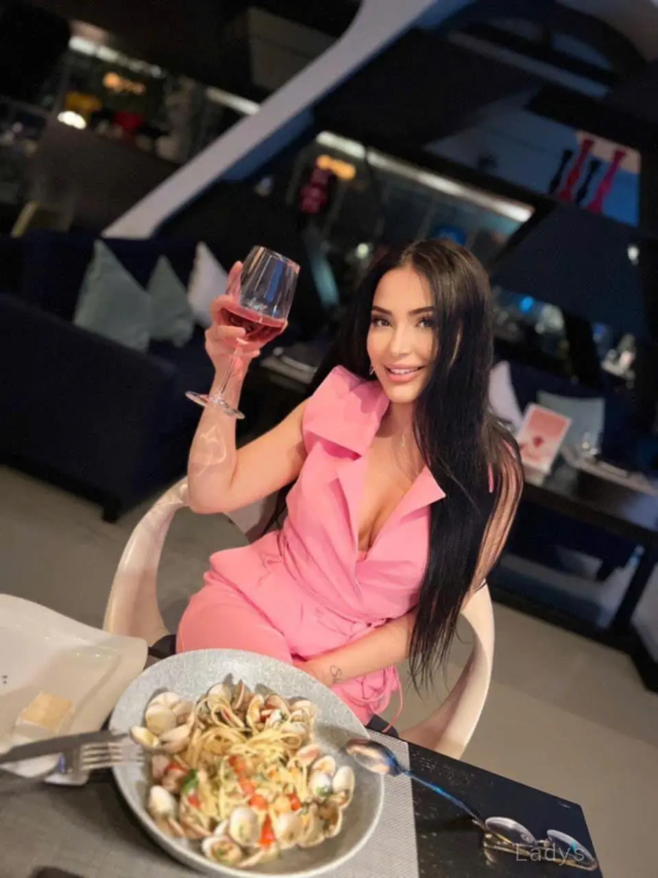 Nilida, 23 years old Muscat escort girl with big tits, height 170 sm, Weight  kg