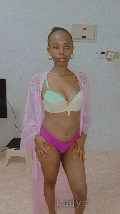 Sadia, 24 years old Muscat escort girl with big tits, height 160 sm, Weight 49 kg
