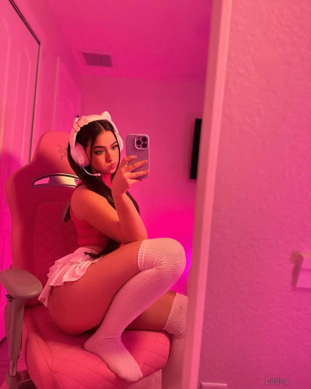 Zoey Iso, 19 years old México escort girl with big tits, height 153 sm, Weight 45 kg