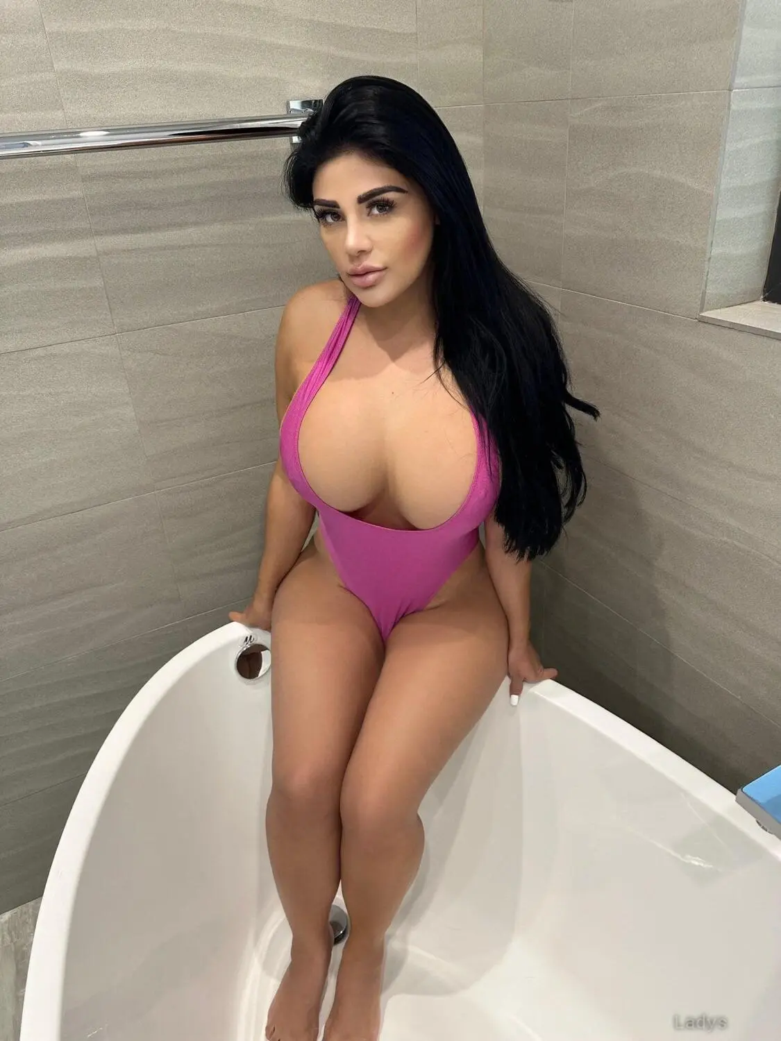 Vianey Frias, 39 years beautiful nude México escorts girl, height 167 sm, Weight 59 kg